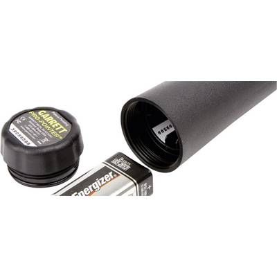 Schwarzer Metalldetektor, Batteriefach geöffnet, zeigt eine 'Energizer'-Batterie und eine schwarze Schutzkappe mit 'Garrett Pro-Pointer' Aufschrift.