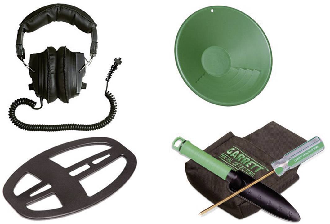 Kopfhörer, grüne Goldwaschpfanne, Metalldetektorspule und Grabezubehör mit Tragetasche, abgebildet auf weißem Hintergrund.