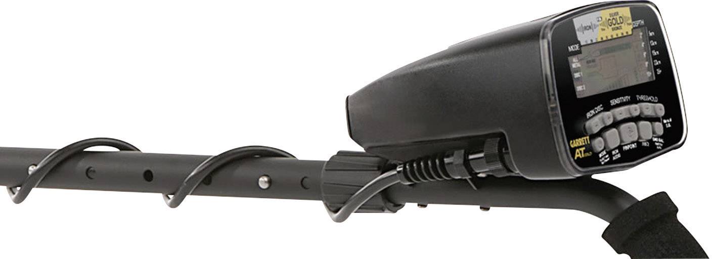 Ein Metallsuchgerät mit einem digitalen Display und Steuerknöpfen, montiert an einem langen Griff mit gewundenem Kabel.