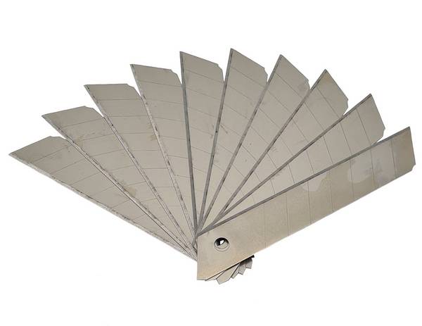 100 Abbrechklingen Cutterklingen Ersatzklingen 18mm gehärtet in 10er Boxen