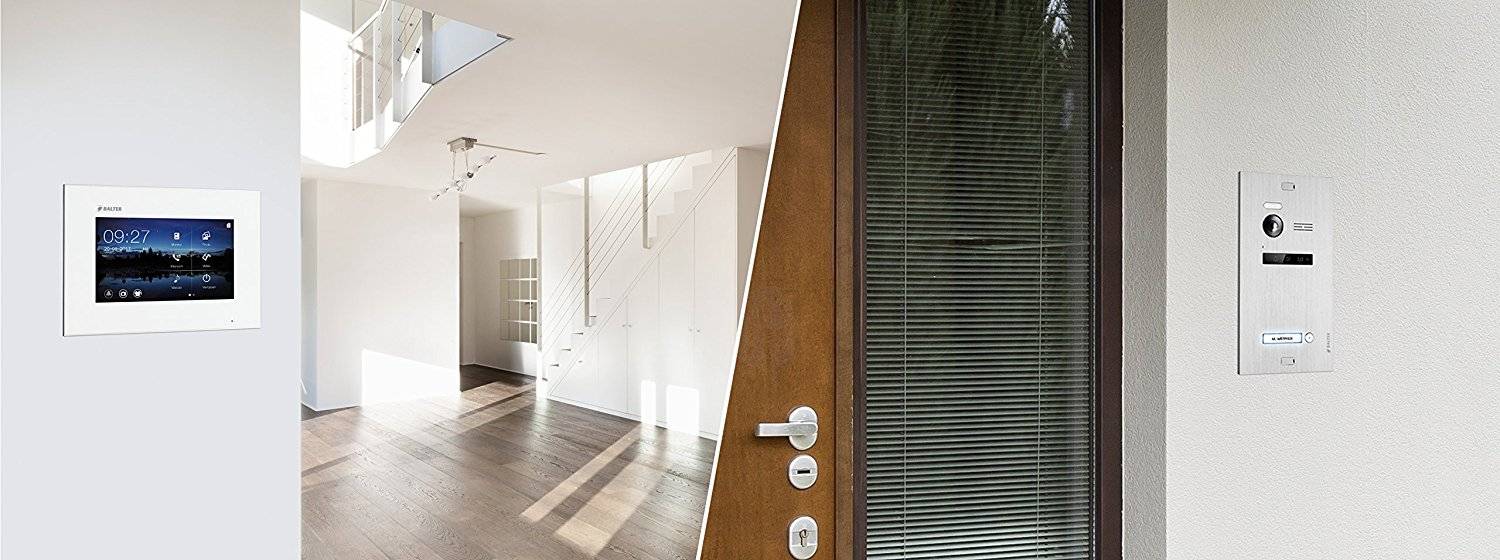 Das Bild ist in zwei Hälften geteilt. Links sieht man das Innere eines Einfamilienhauses. Der Wohnraum steht leer, an der Wand hängt aber die Innenstation einer Video-Türsprechanlage mit Touchscreen. Der Monitor zeigt die Uhrzeit und diverse Optionen an.