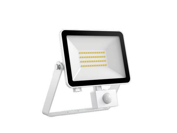Ein weißer LED-Strahler mit rechteckiger Form und mehreren Lichtstreifen. Befestigt auf einem verstellbaren Halter.