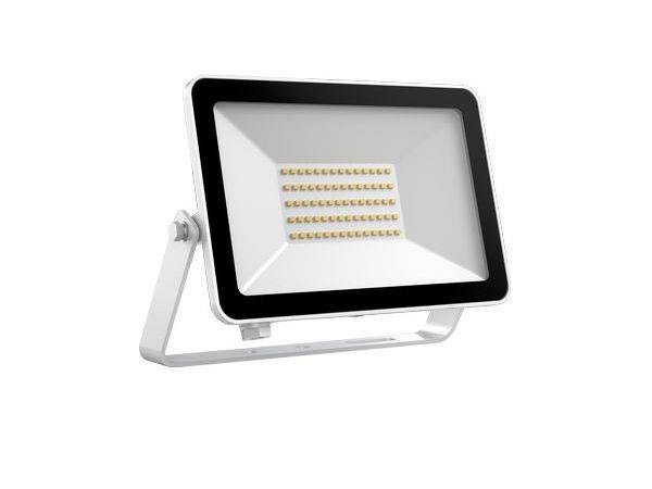 Ein rechteckiger LED-Strahler mit schwarzem Rahmen und mehreren LED-Leuchten in der Mitte, montiert auf einem verstellbaren Ständer.