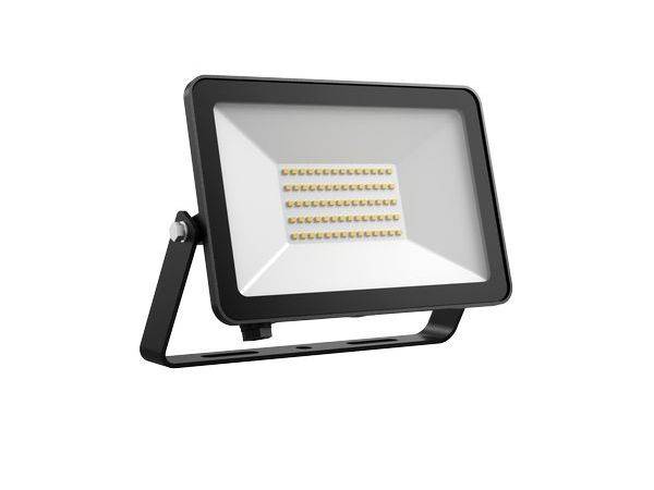 Ein rechteckiger LED-Strahler mit schwarzem Rahmen und mehreren gelben LED-Leuchten in der Mitte, montiert auf einem verstellbaren Standfuß.