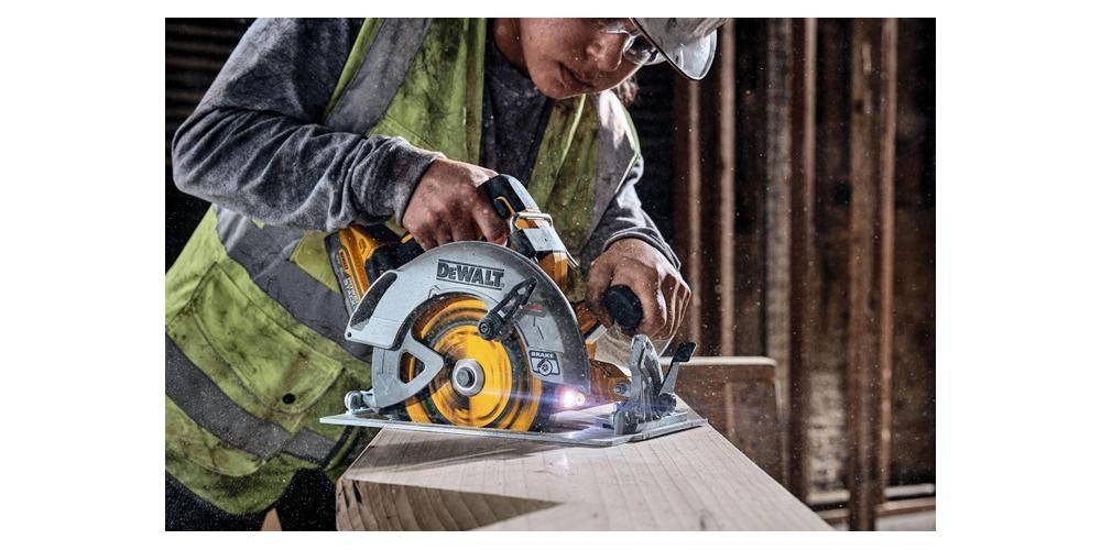 DeWalt Akku-Handkreissäge 18 V (bürstenlos), incl. 2x Akku 5 Ah, Schnellladegerät, Zubehör, TSTAK-Box-4