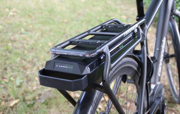 Nach dem Laden im Einsatz: E-Bike-Batterie unter dem Gepäckträger