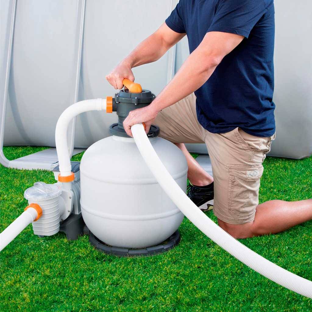 Auf diesem Bild sieht man, wie eine Person an einer Sandfilterpumpe von Bestway arbeitet.