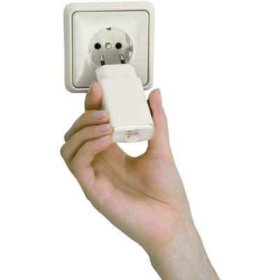 Eine Hand hält einen weißen Stecker, der in eine weiße Steckdose gesteckt wird.