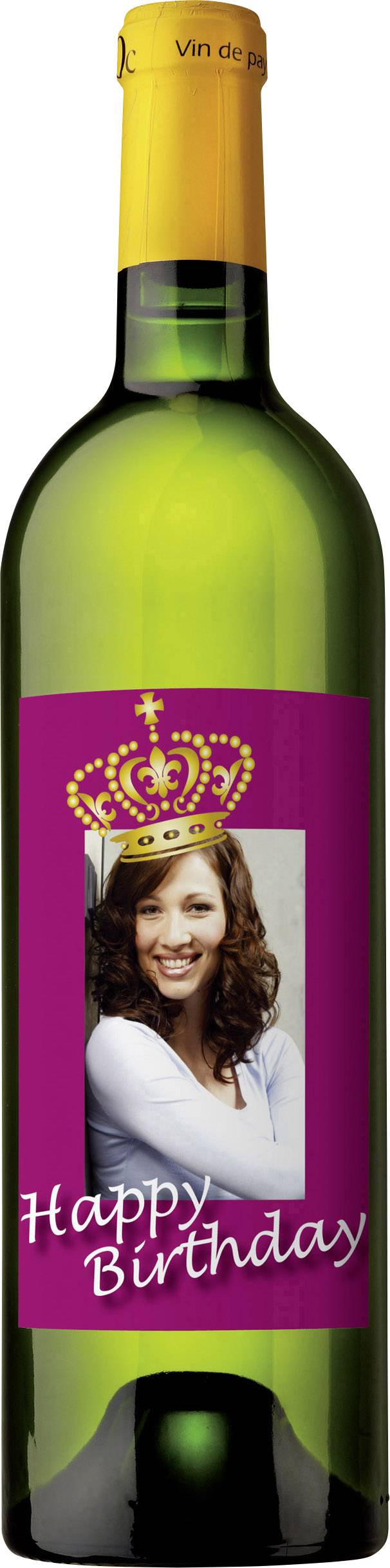 Eine grüne Weinflasche mit gelbem Hals. Auf dem Etikett ist ein Foto einer lächelnden Frau mit Krone darüber und der Text 'Happy Birthday'.