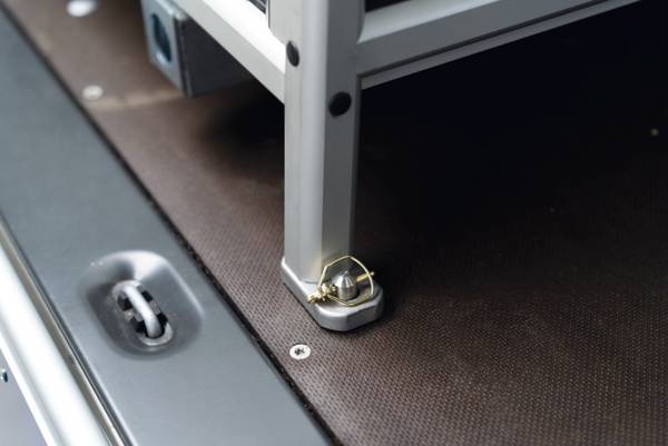 LogicLine Europe Schnellmontagesystem mit Bolzen und Klappstecker (Deckelboxen mit Stauraum)