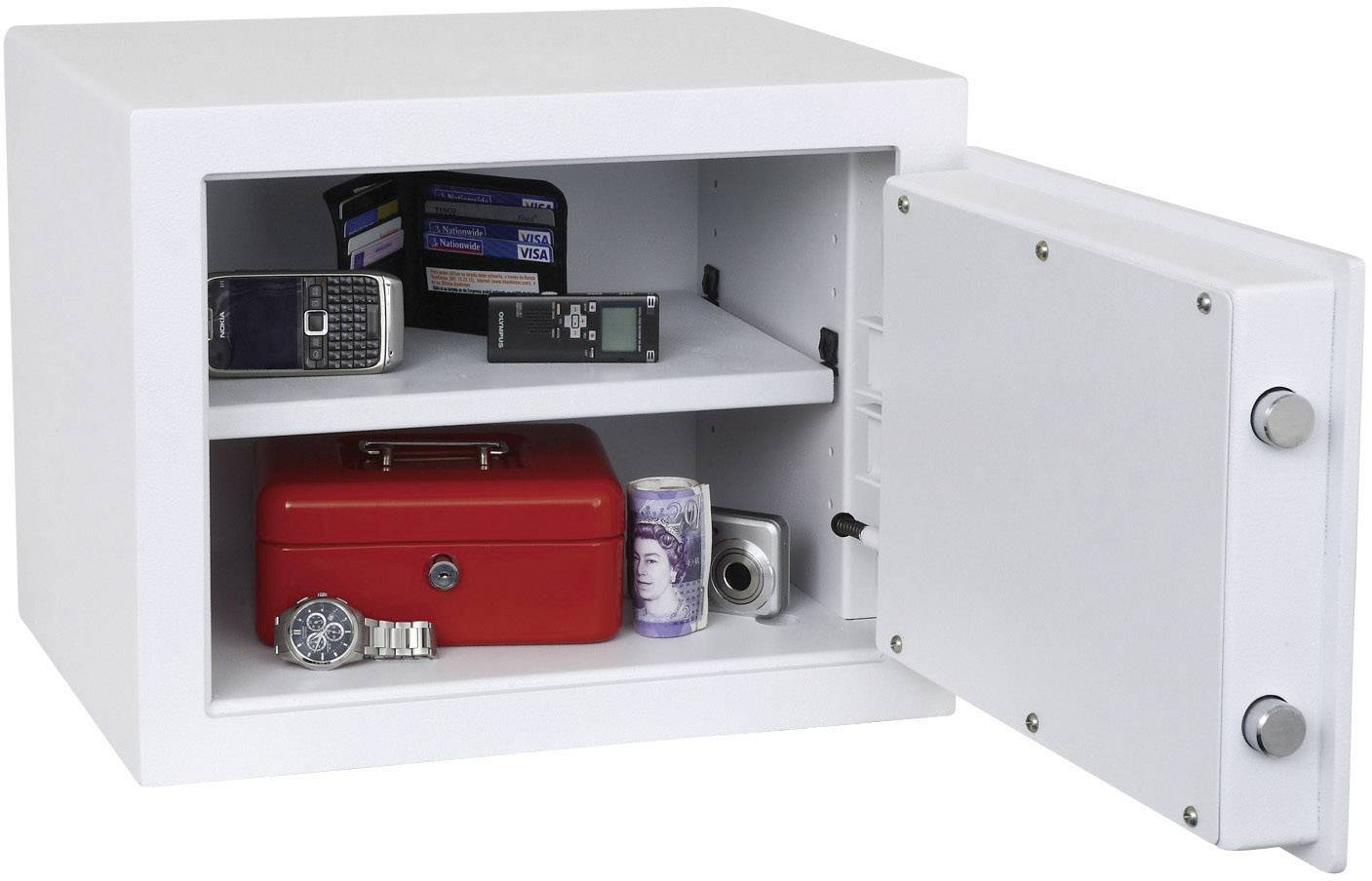 Ein geöffneter Safe zeigt Elektronik, Bargeld, eine rote Geldkassette, einen Fotoapparat, eine Uhr und mehrere Karten auf zwei Ebenen.