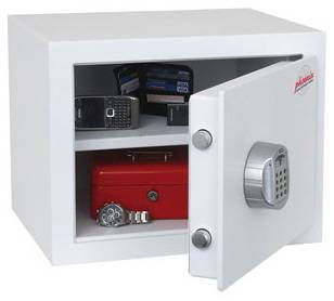 Offener Tresor mit digitalen Codeschloss, enthält Mobiltelefone, eine rote Geldkassette und eine Armbanduhr.