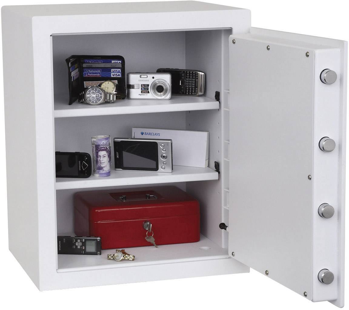 Offener Tresor mit Kamera, Uhr, Geld, Smartphone und Dokumenten auf drei Regalen. Ein roter Safe liegt im unteren Regal.