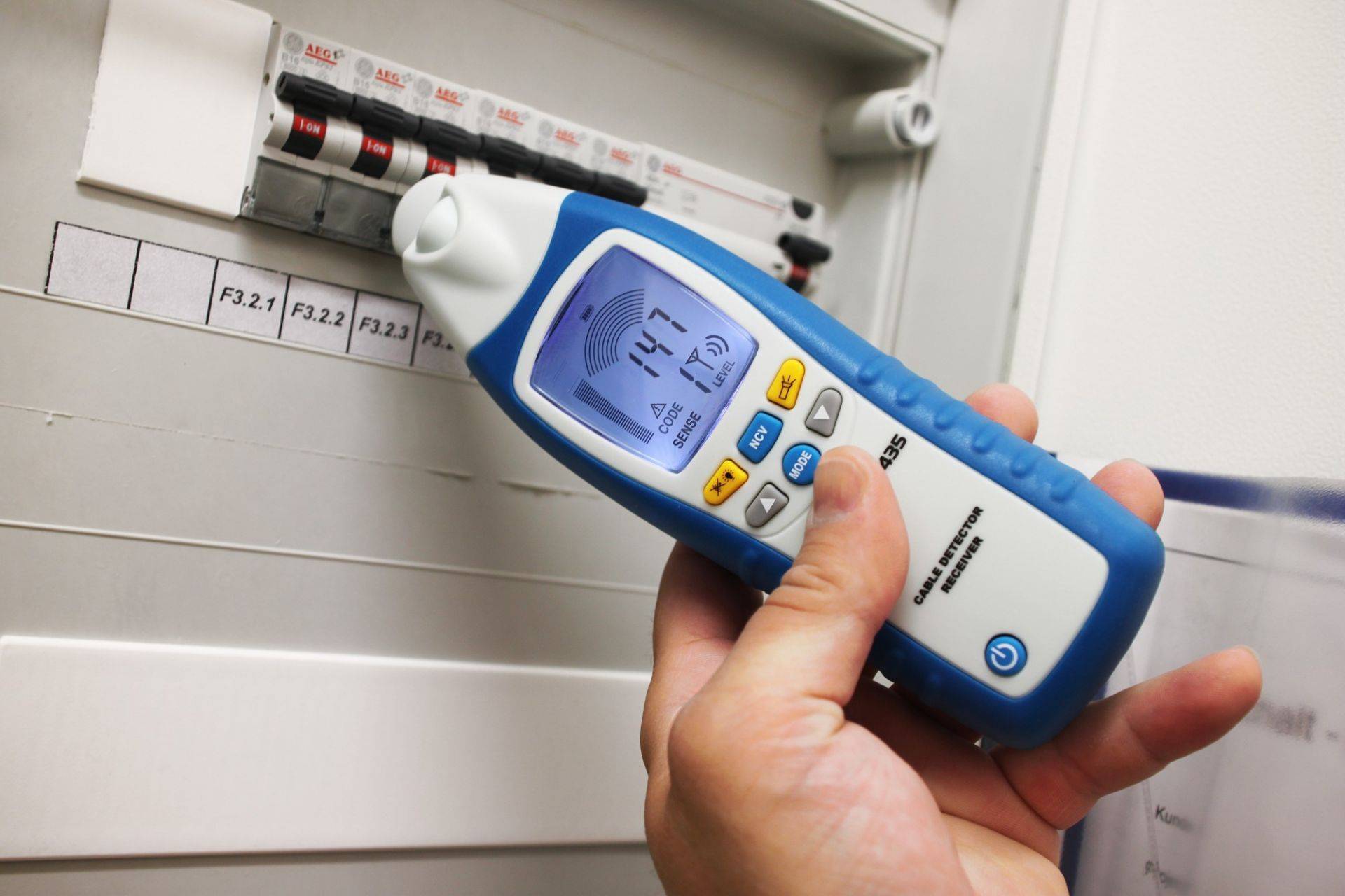 PeakTech P 3435 – Leitungssuchgerät / Stromkreisdetektor mit Sender & Empfänger-2