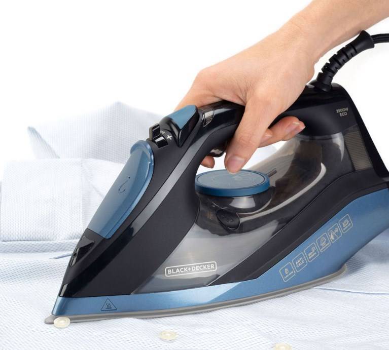 Black & Decker BXIR2801E - Trocken- & Dampfbügeleisen - Keramik-Bügelsohle - 180-2