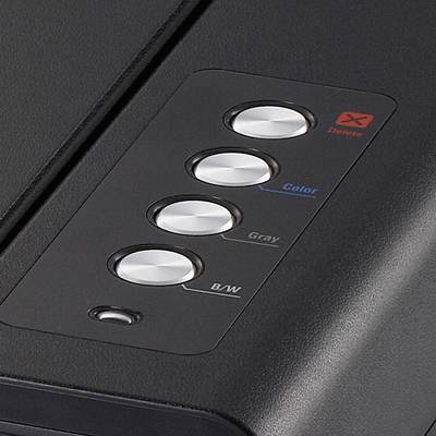 Nahaufnahme eines Drucker-Bedienfelds mit vier runden Tasten: 'Color', 'Gray', 'B/W' und eine rote 'Delete'-Taste.
