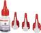 Flasche Sekundenkleber von Toolcraft mit roter Kappe, flankiert von drei roten Ersatzkappen, jeweils mit Applikatorspitzen.