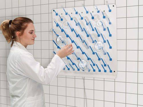 Abtropfbrett für Laborgefäße, 400 x 400 mm, zur Wandmontage, mit Ablaufrinne, mit 31 Aufsteckstäben-1