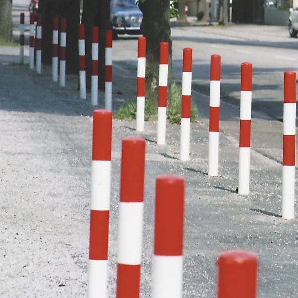 Sperrpfosten Morion zum Einbetonieren Ø 90 mm schwarz-gelb lackiert 1 Öse. Moravia Wiesbaden| Gesellschaft-3
