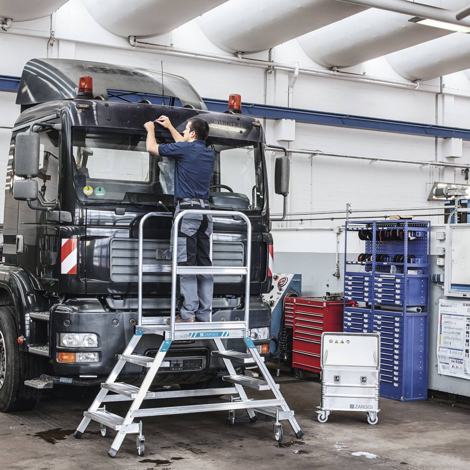 Zarges Podestleiter fahrbar mit 2x4 Stahl-Gitterrost-Stufen-1