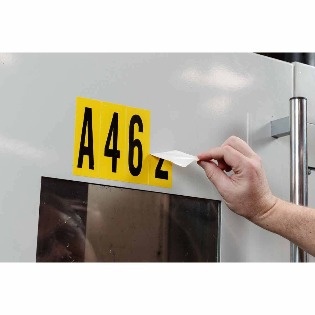 Zahlen oder Buchstaben auf Karte - Buchstaben-Set • Schwarz/Gelb • 44 X 127 mm-1