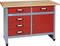 Rote Werkbank mit Holztischplatte, mehreren Schubladen und einem verschließbaren Schrank auf stabilen Metallbeinen.