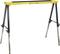 Faltbare Arbeitsbock aus Metall mit gelber Oberseite und schwarzen Beinen, ideal für Bau- und Heimwerkerarbeiten.