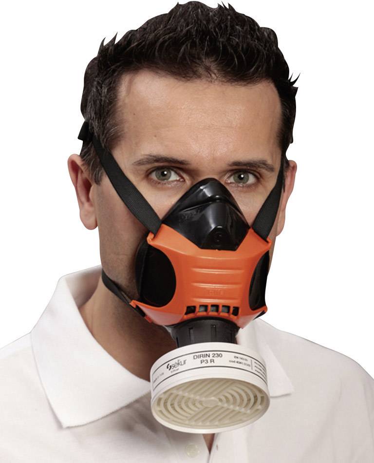 Person trägt eine orange-schwarze Atemschutzmaske mit Filter, vor weißem Hintergrund.