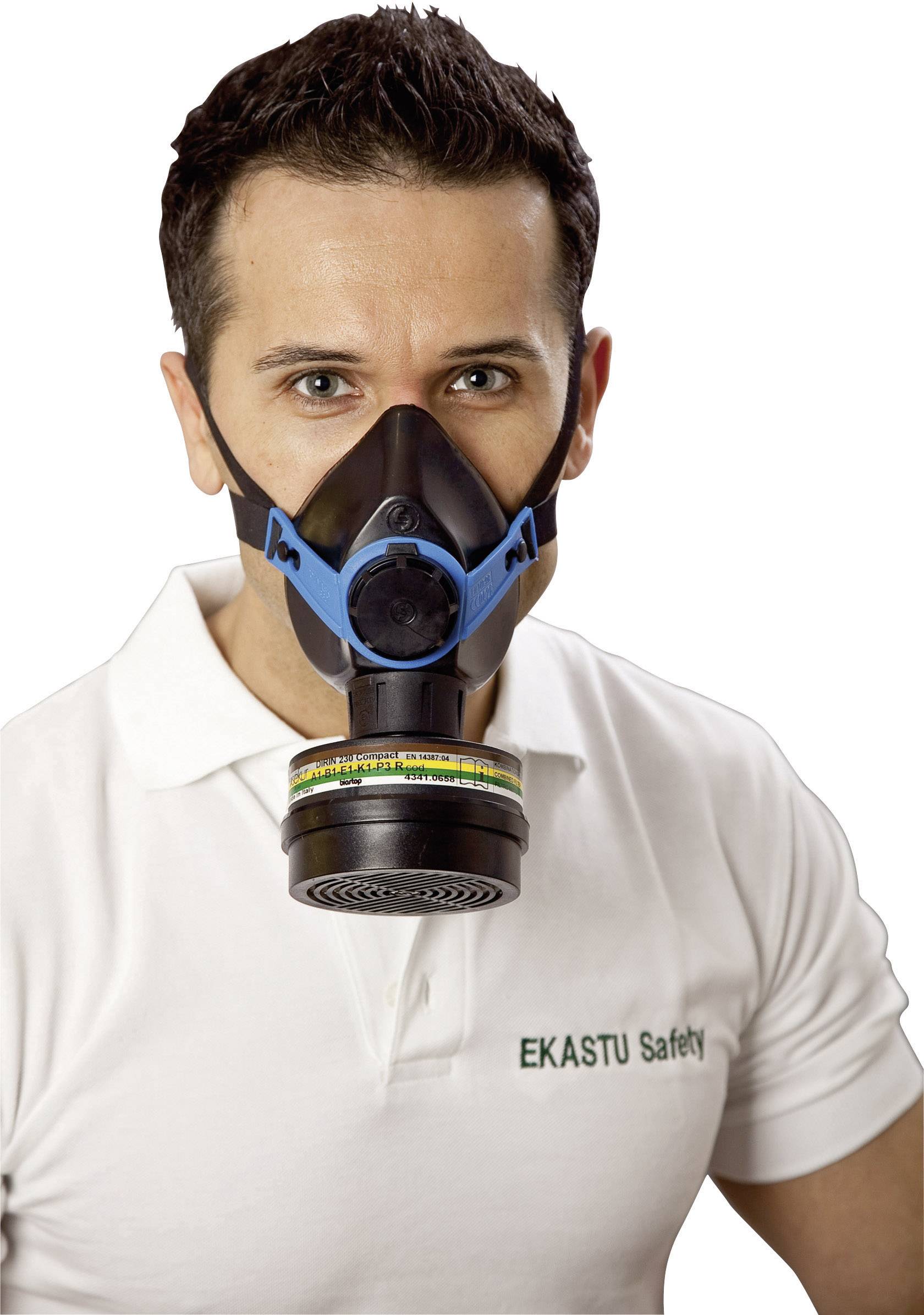 Eine Person trägt eine Schutzmaske über Mund und Nase. Sie trägt ein weißes Poloshirt mit der Aufschrift 'EKASTU Safety'.