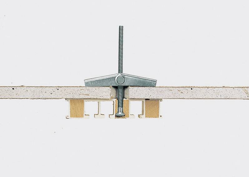 'Seitenansicht einer verstärkten Deckenplatte mit integriertem T-Profil zur Stabilisierung und Befestigung horizontaler Elemente.'