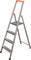 Aluminium-Klapptrittleiter mit vier Stufen, graue Oberfläche und orangefarbene Details, für den Innenbereich.