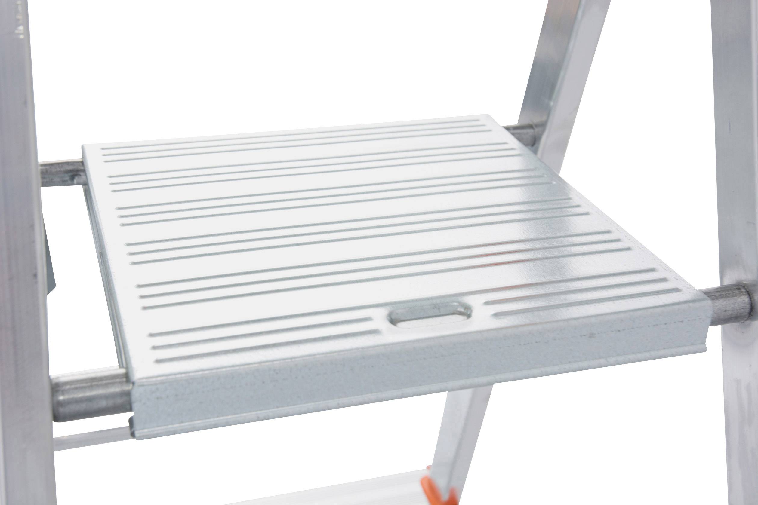 Eine silberne Trittstufe mit rutschfesten Rillen auf einer Aluminiumleiter. Oberseite gerade und stabil. Geeignet für den sicheren Stand.