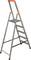 Eine Metall-Klappleiter mit fünf Stufen und orangenen Sicherheitsgriffen, geeignet für den Gebrauch im Haushalt.
