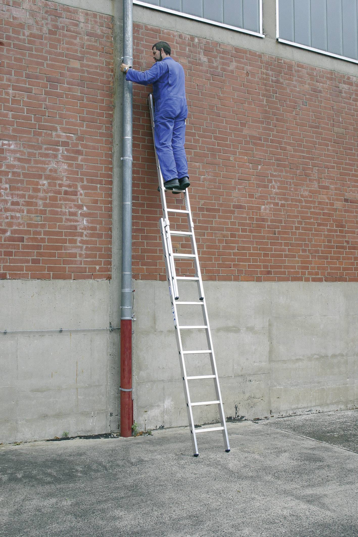 Schieb -Leiter (Alu), zweiteilig, Arbeitshöhe 5,5 m,Leiternlänge einteilig 2,7 m, Gesamt 4,4 m,-4