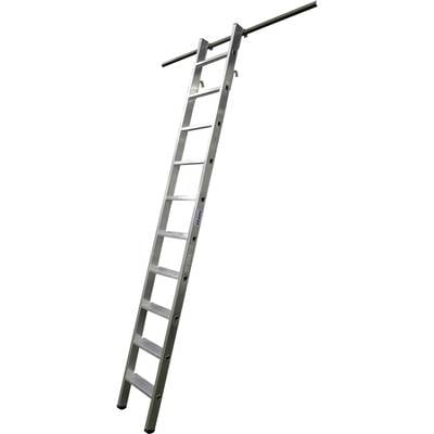 Eine Aluminiumleiter lehnt an einer Wand. Sie hat mehrere Sprossen und ist für Arbeiten in der Höhe geeignet.