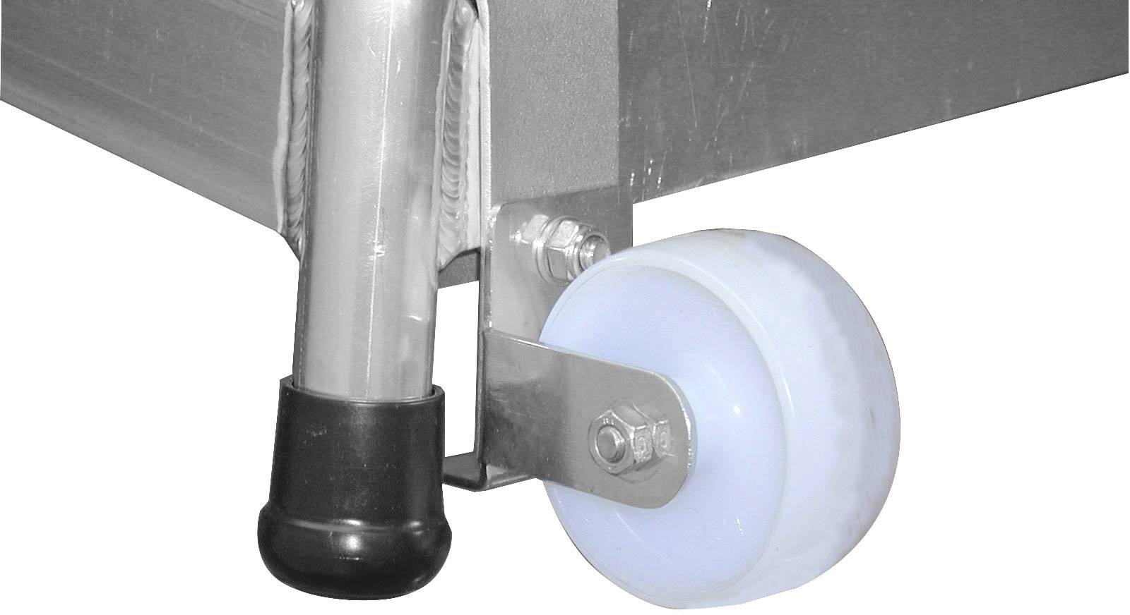 Ein Tischbein mit Gummifuß und seitlich angebrachter, kleiner Rollenmechanismus aus Metall und Kunststoff zur leichten Bewegung des Tisches.