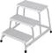'Aluminium-Trittleiter mit drei Stufen, geeignet für den Einsatz in Lagerhäusern oder Garagen zur Erreichung höherer Regale.'