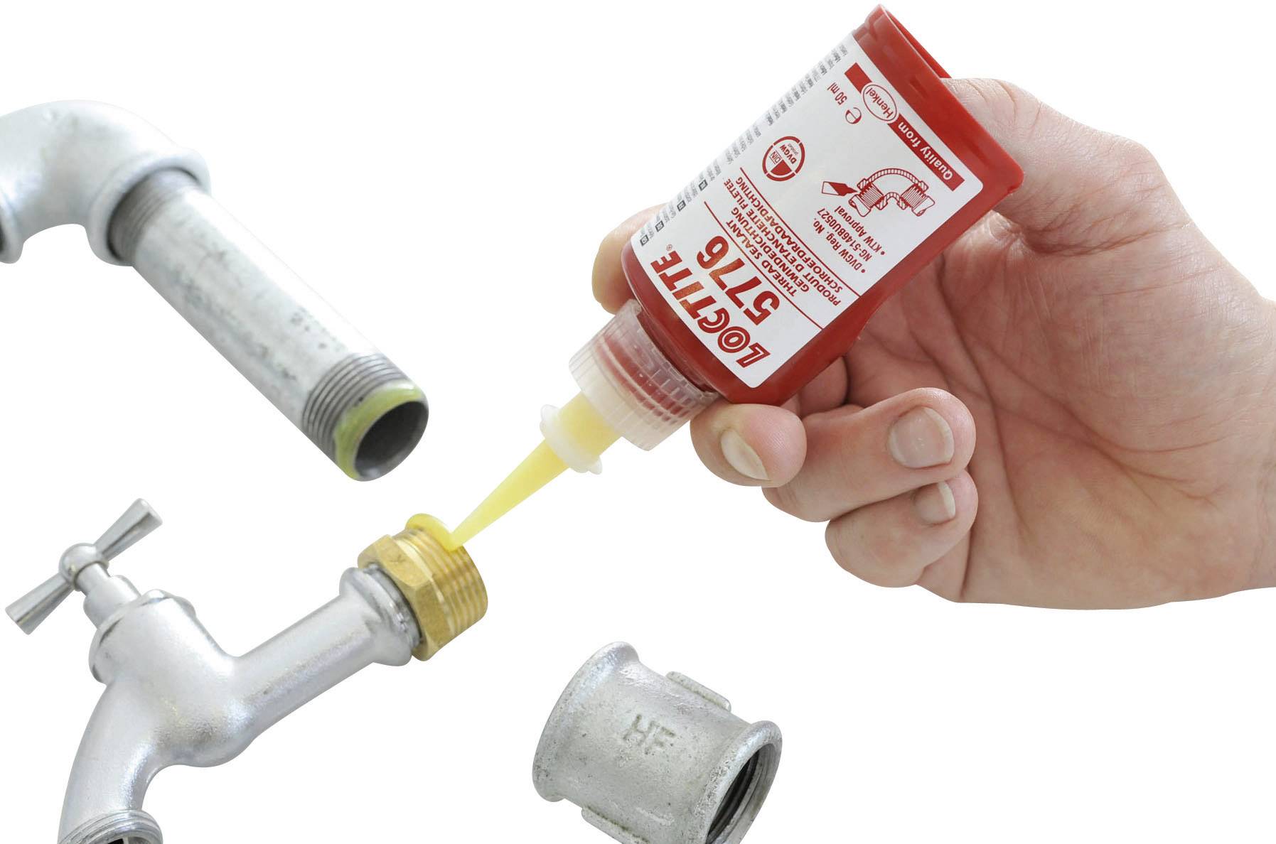 Eine Person trägt Klebstoff auf das Gewinde eines Wasserhahns auf, um eine dichte Verbindung zu gewährleisten.
