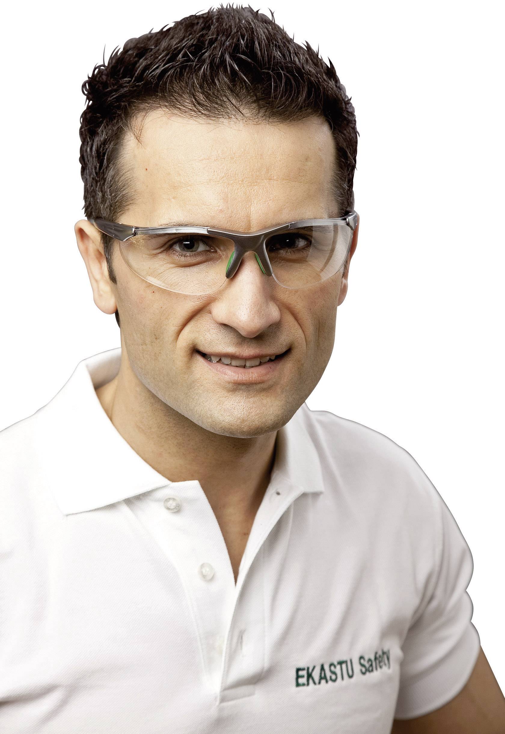 Ein Mann trägt eine Schutzbrille und ein Polohemd mit dem Aufdruck 'EKASTU Safety'.