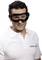 Eine Person trägt Schutzbrille und ein weißes Polohemd mit dem Aufdruck 'EKASTU Safety'.