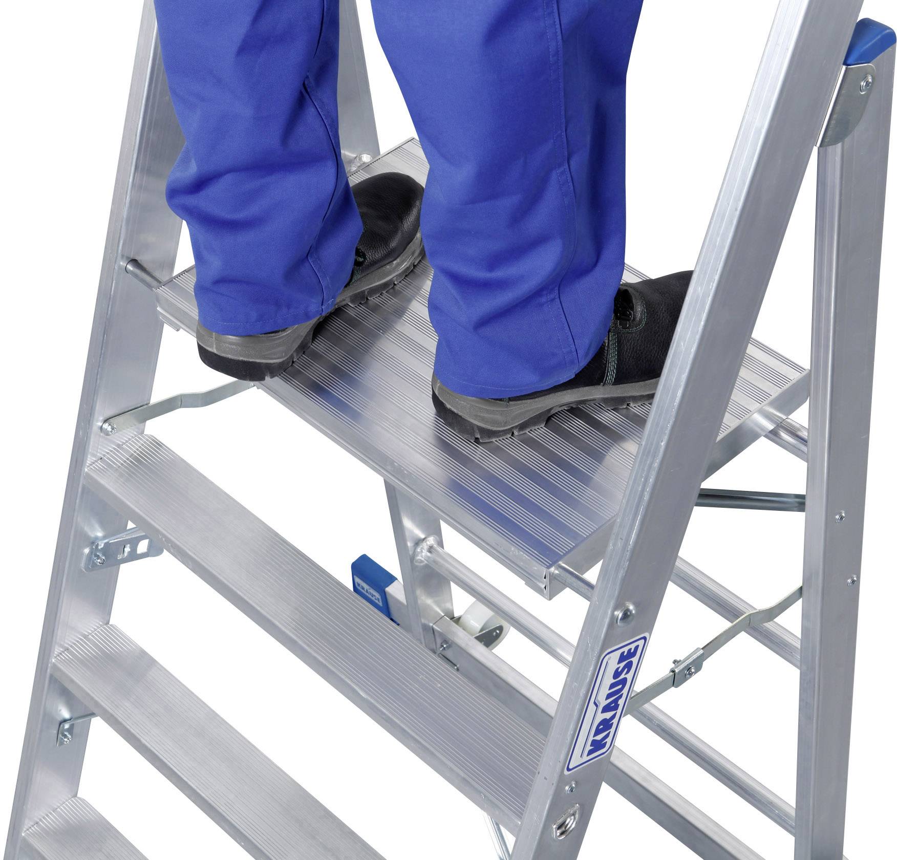 Eine Person steht mit blauer Arbeitshose und schwarzen Schuhen auf einer Metallleiter.