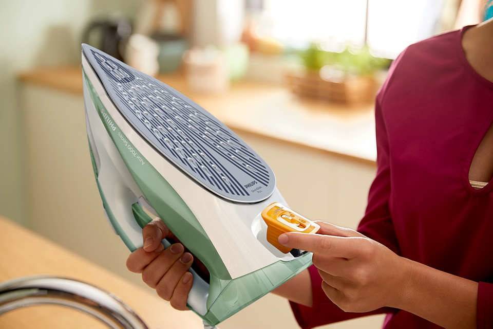 7000 series DST7012/70 iron Steam iron SteamGlide Plus soleplate-3