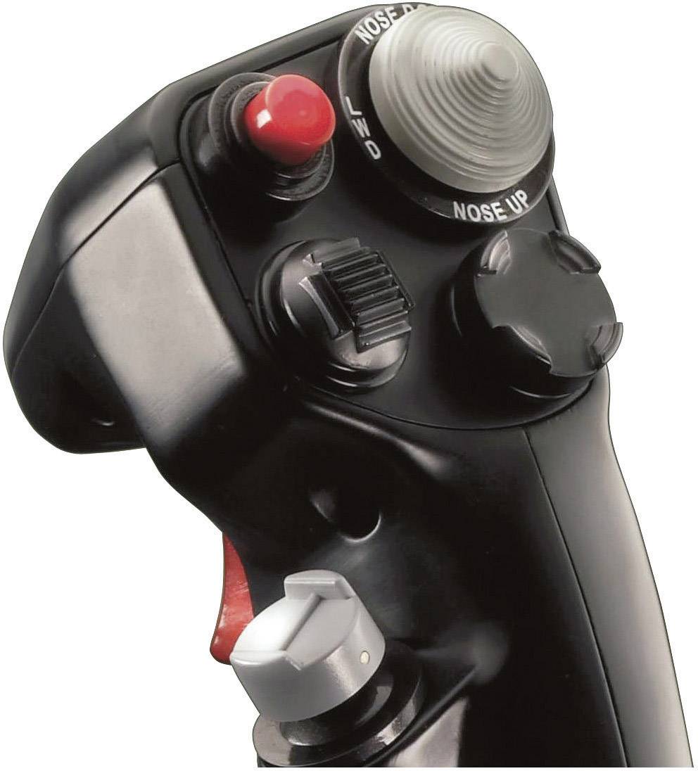 Ein schwarzer Joystick mit roten und grauen Knöpfen und einem Steuerknüppel. Beschriftungen enthalten 'NOSE UP' und 'NOSE DN'.
