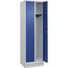 Spind Classic PLUS 2 Abteile lichtgrau / enzianblau B 600 mm mit Bodensockel Zylinderschloss. C+P