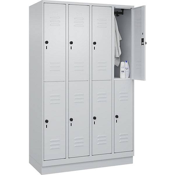 Doppelstock-Spind Classic PLUS 4 Abteile lichtgrau HxB 1950 x 1200 mm mit Bodensockel Drehriegel. C+P