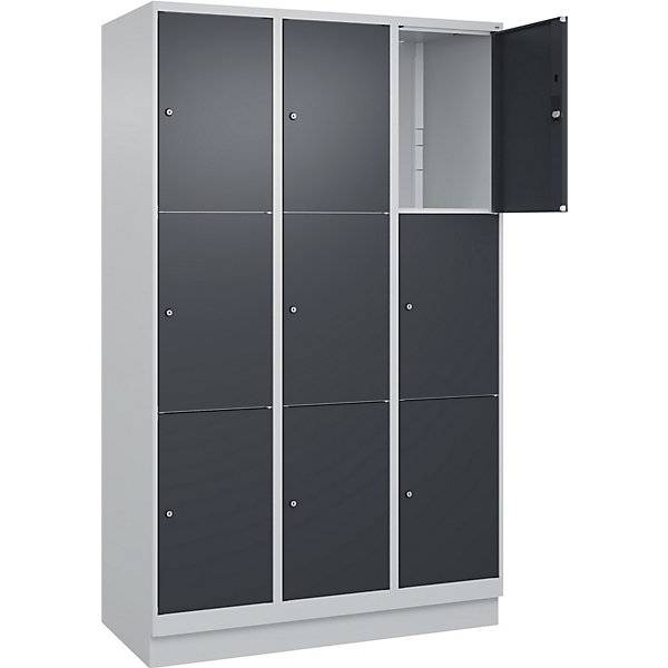 3er-Schließfachschrank Classic PLUS 3 Abteile lichtgrau / grau B 1200 mm 9 Fächer mit Bodensockel. C+P