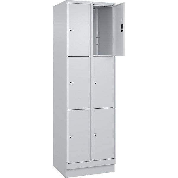 3er-Schließfachschrank Classic PLUS 2 Abteile lichtgrau B 600 mm 6 Fächer mit Bodensockel. C+P Moebelsysteme