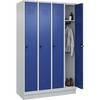 Spind Classic PLUS 4 Abteile lichtgrau / enzianblau B 1200 mm mit Bodensockel Drehriegel. C+P Moebelsysteme |