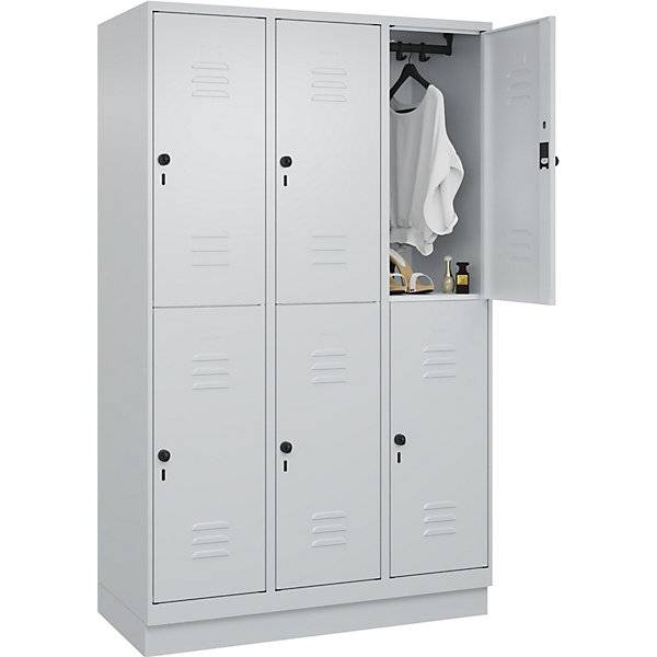 Doppelstock-Spind Classic PLUS 3 Abteile lichtgrau HxB 1950 x 1200 mm mit Bodensockel Drehriegel. C+P-0