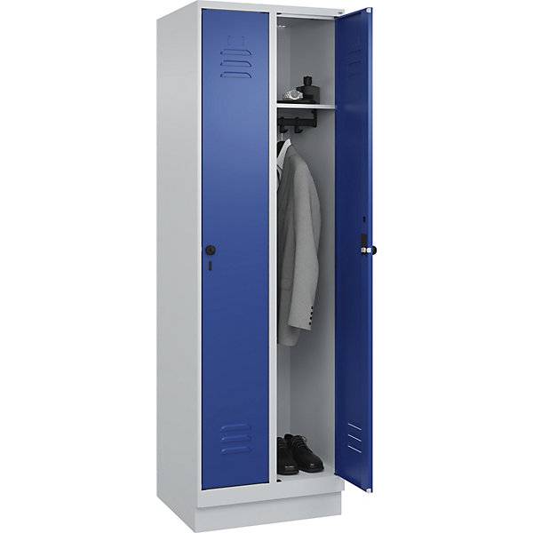 Spind Classic PLUS 2 Abteile lichtgrau / enzianblau B 600 mm mit Bodensockel Drehriegel. C+P Moebelsysteme |